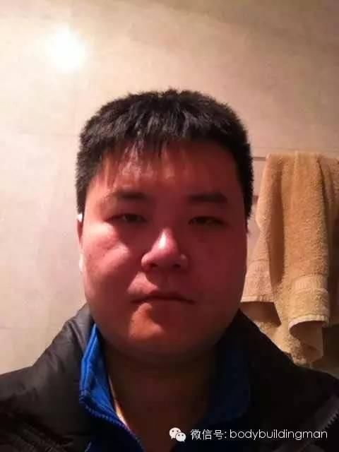 从握酒瓶到拿哑铃，他一年练出了腹肌!