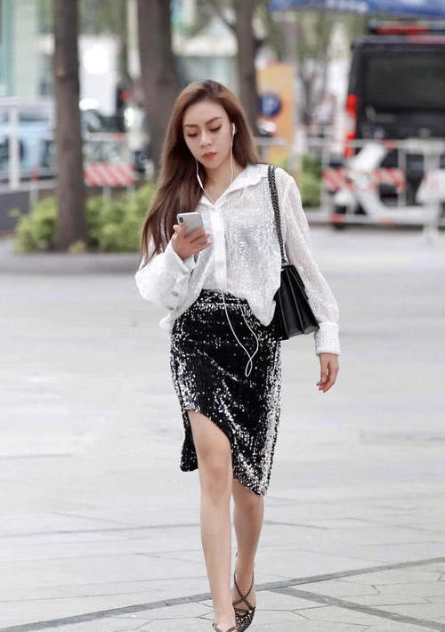 街拍：图2小姐姐身穿清凉的“吊带”，展现不一样的风情！