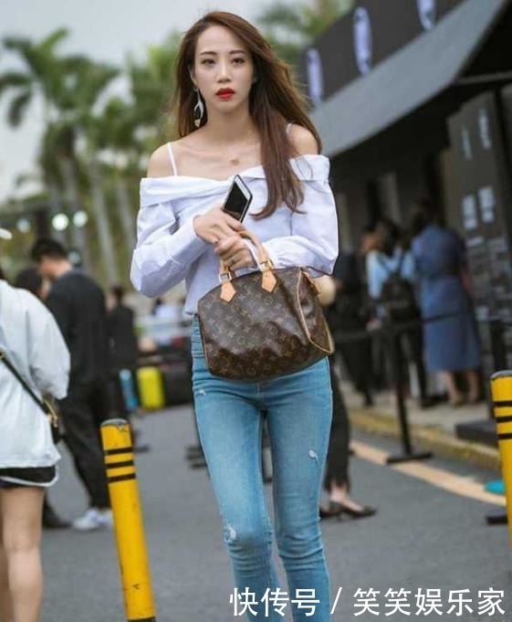  #紧身裤#街拍：双瞳剪水的美女，一件白色一字肩配牛仔紧身裤，时尚唯美