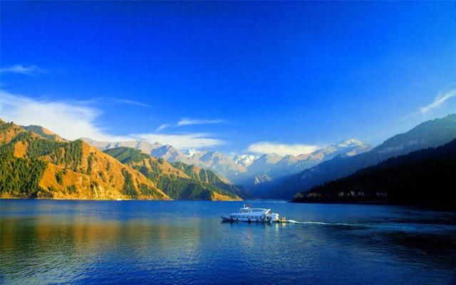 天山天池，镶嵌在天山的一颗明珠，落入凡间的“仙界瑶池”