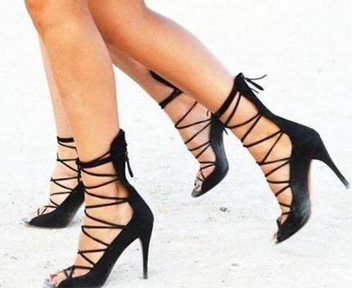 过35岁女人，这3种鞋子再喜欢也别穿，伤脚显腿粗，还拉低你衣品