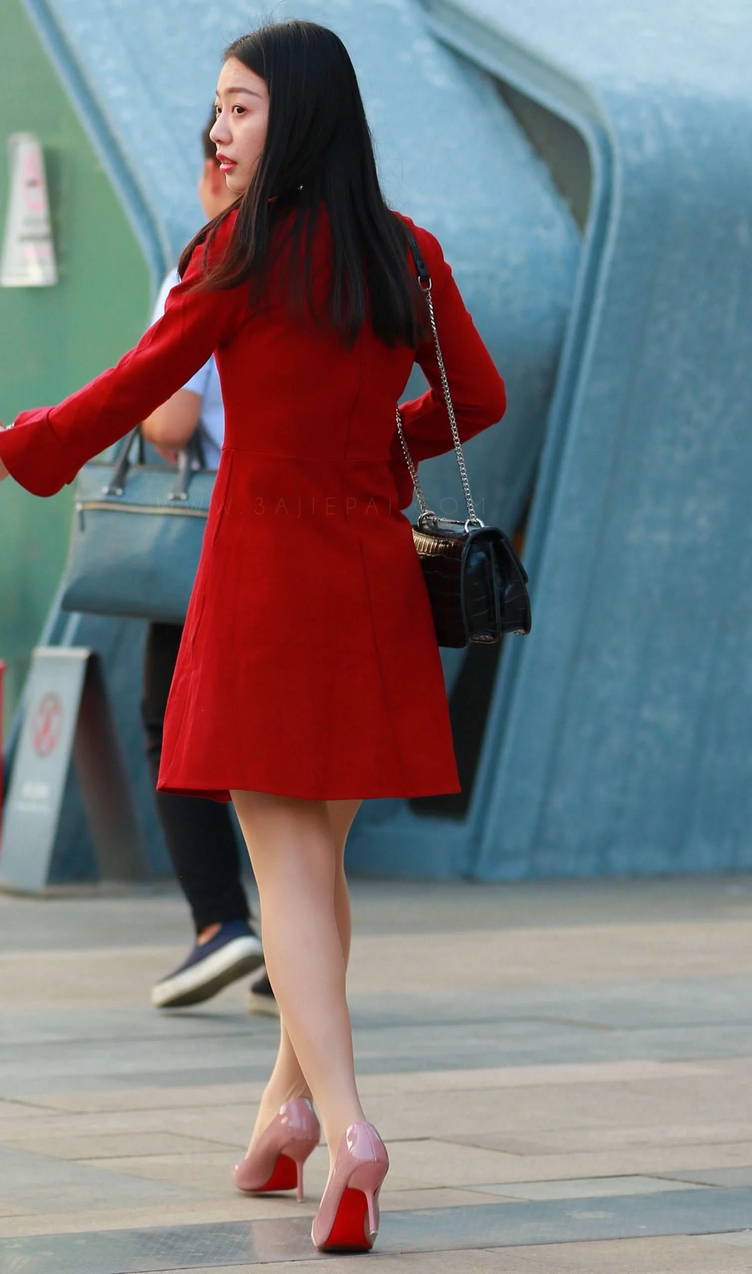 气质小姐姐亮红连衣裙浑圆曲线好身材，肉色丝袜配高跟引来众人炙