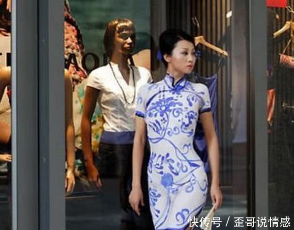 美女在身上画了一件旗袍，化妆师自称很完美，走在街头路人盯着看