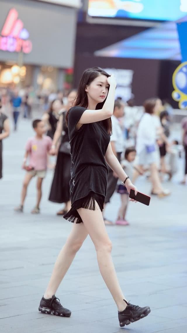 街拍：时尚光彩照人的时尚小姐姐，打扮上清新美丽又时尚前卫！