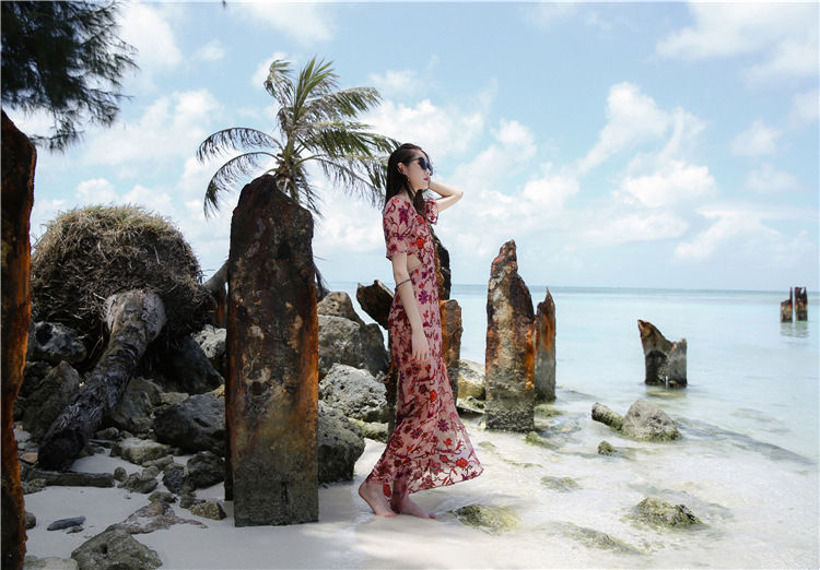 三伏天海滩的女人都这样穿!凸显傲人身材，男人见了老脸通红