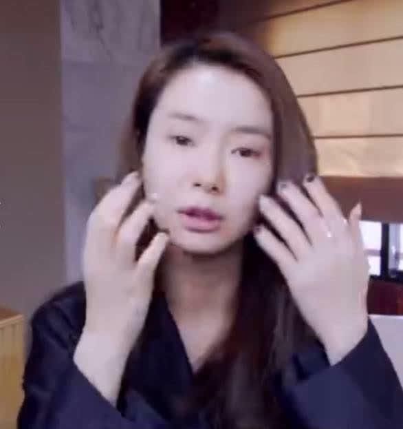 戚薇化身美妆博主，快看看她用了哪些硬生生的干货!