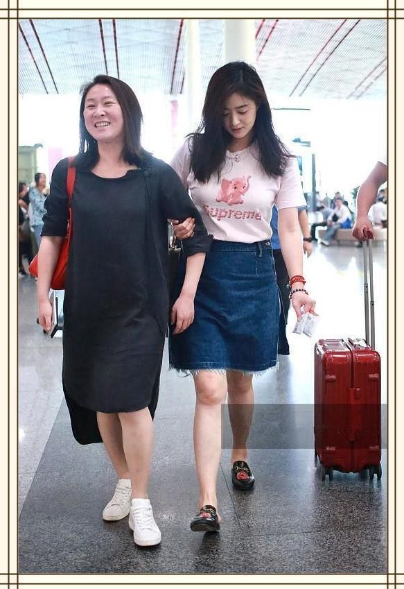 当92斤吴昕和110斤蒋欣同穿T恤衫，网友：凭胸而论微胖真挺好！