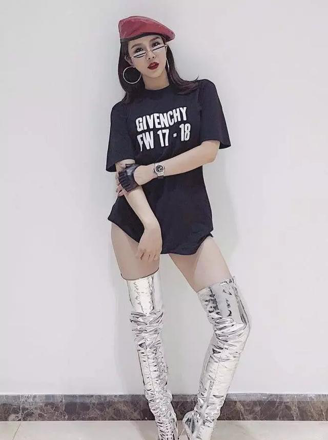 极品身材的小姐姐，白皙大长腿靓丽性感