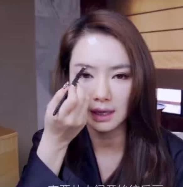 戚薇化身美妆博主，快看看她用了哪些硬生生的干货!