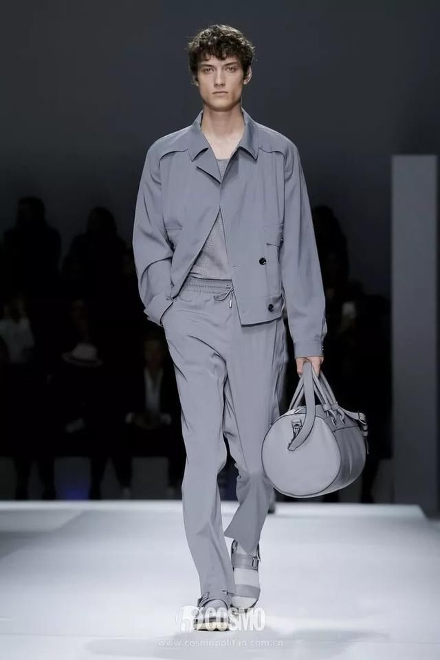 T型台｜艾玛罗伯茨这一身真好看，不过这是去看秀还是去上班？