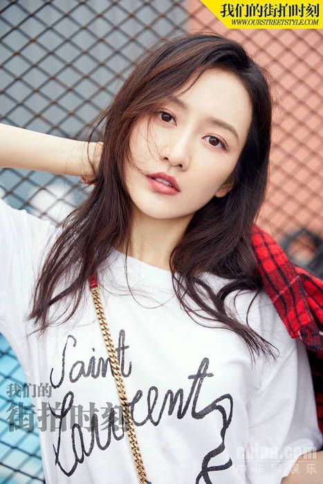 王鸥简约干净的黑白look 酷帅街头风摇滚范儿十足