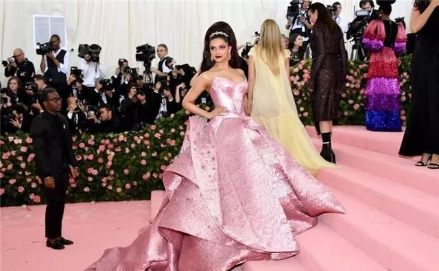  『没用』破产的辛德瑞拉Zac Posen！看来裙子再好看，人们买不起也没用
