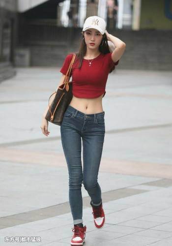 街拍, 轻熟范儿的牛仔裤小姐姐, 娇柔身材, 绽放女性魅力