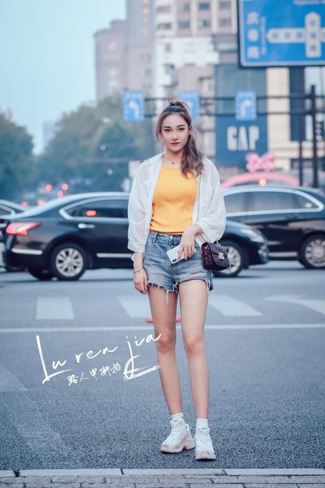 街拍:神似刘亦菲的小姐姐，黑色套装高冷惊艳，冷美人风格没错了