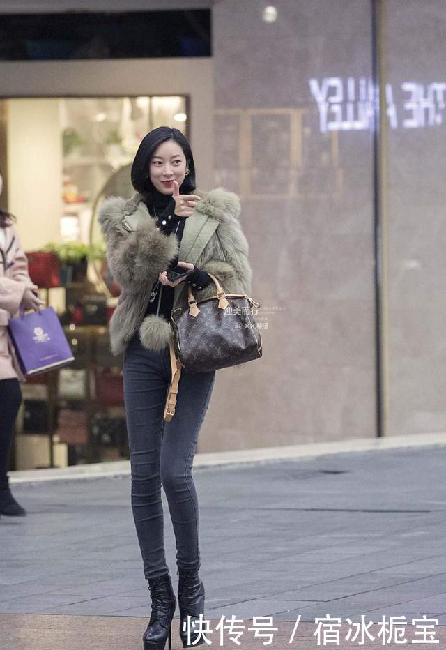# 打电话#比出胜利的手势,笑容真甜美!,街拍:打电话的小姐姐