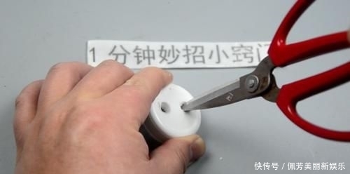 【让我们一起】瓶盖上戳2个洞插根筷子,这个作用太牛了,学会一年能省好几百