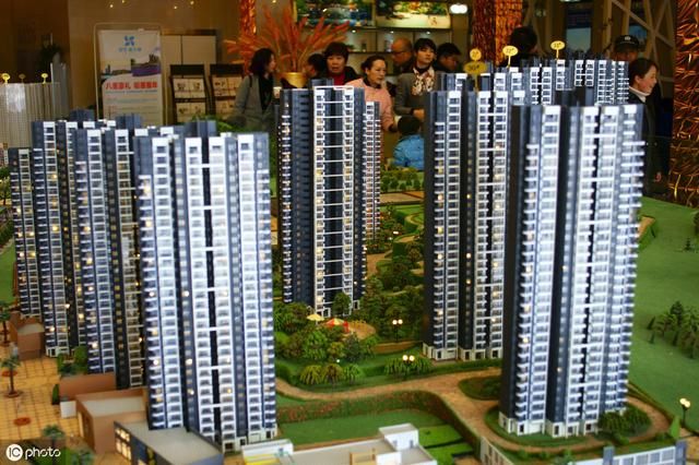 “房价还能大涨，三四亿农民等着进城！”“别傻了，他们有房！”