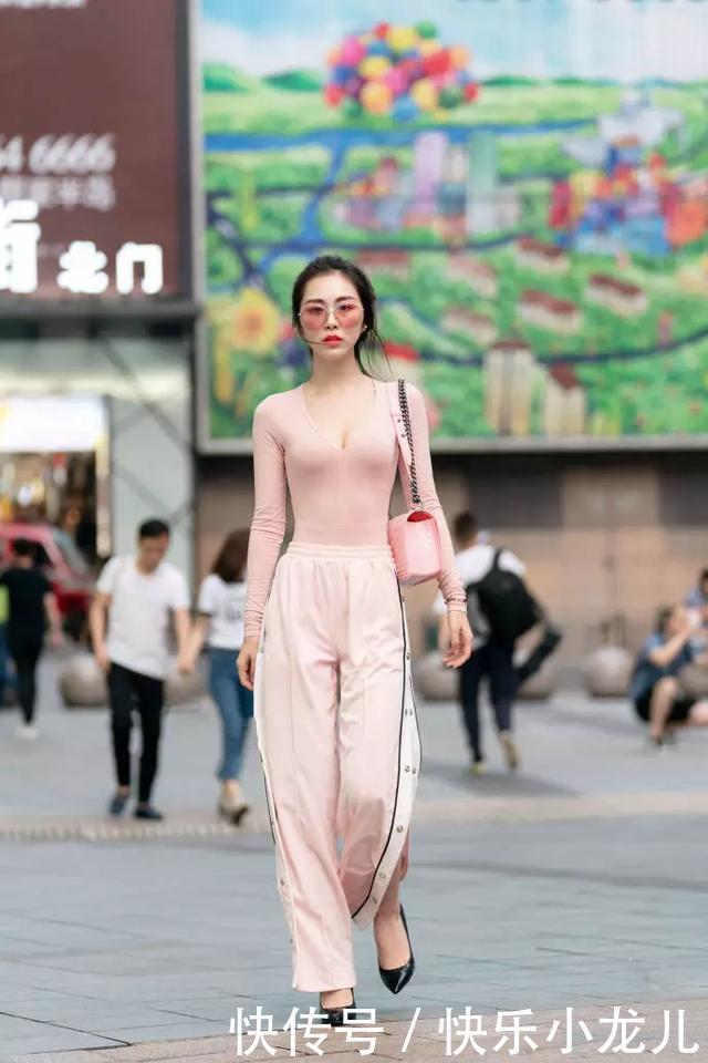  「韵味」美女一条修身的牛仔裤加上一双高跟鞋，十分有性感的迷人韵味