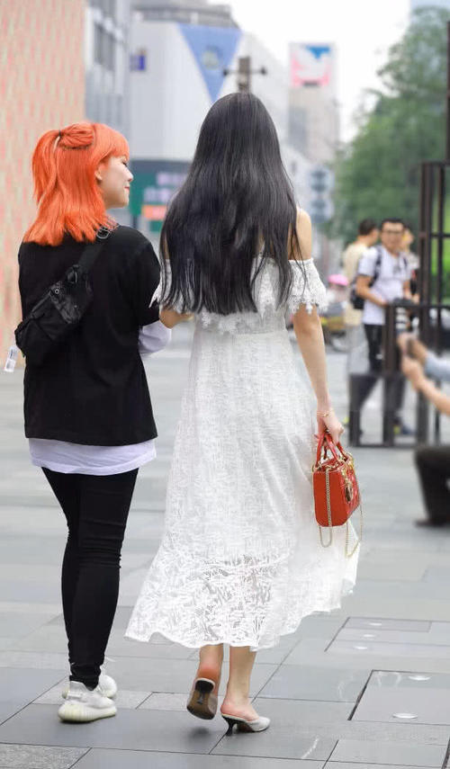 高挑小姐姐穿挂脖白色连衣裙裹出曼妙身姿,优雅好似白天鹅