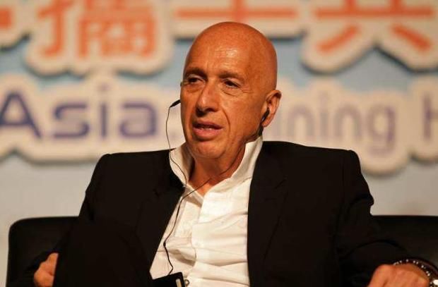  「工作」入籍中国10多年，“买”下香港一条街，称：作为中国人我很骄傲