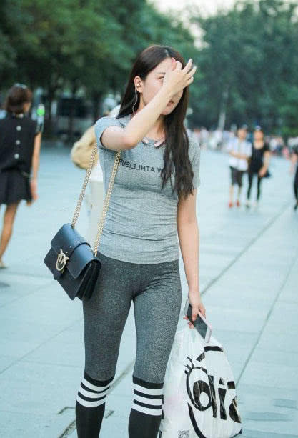 秀丽小姐姐紧身裤彰显丰满紧致曲线，凹凸有致的身材肉肉的很有弹