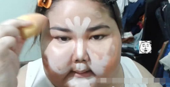 大脸盘子自信满满化立体妆，被人称为“古代美女”，认真的吗?