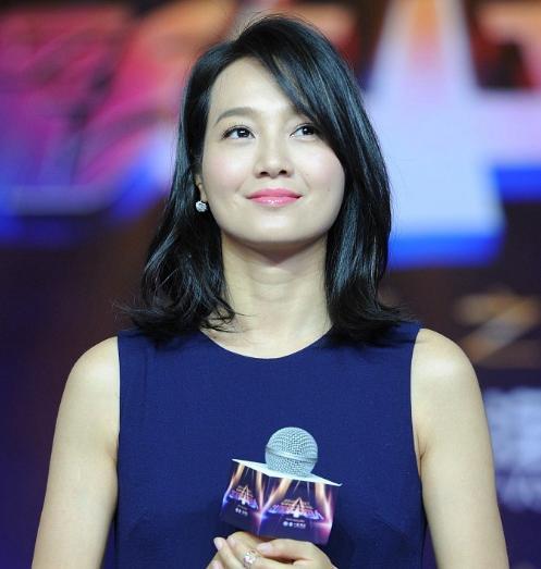 《男人装》封面上朱丹大秀性感身材，妩媚知性居然完美融合！