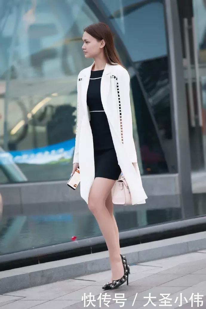  气质■美女街拍：红色西装领外套，既保暖又非常的时尚，和美女自身的气质显得很搭
