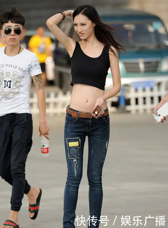 气质小姐姐紧身穿搭尽显青春妩媚，路人搭讪一脸羞涩的笑容