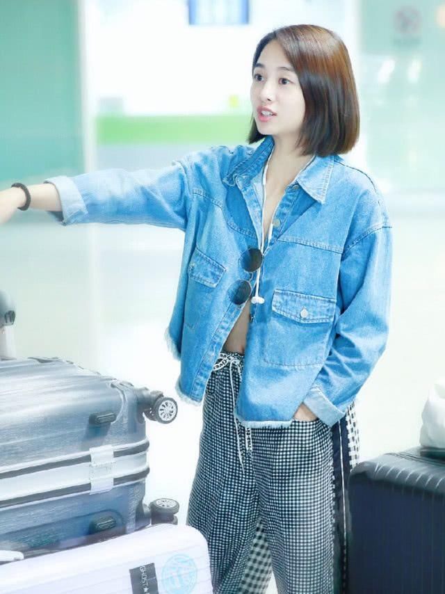 吴映洁动一点小心思，就拯救了这件牛仔衣，这样穿还挺洋气！