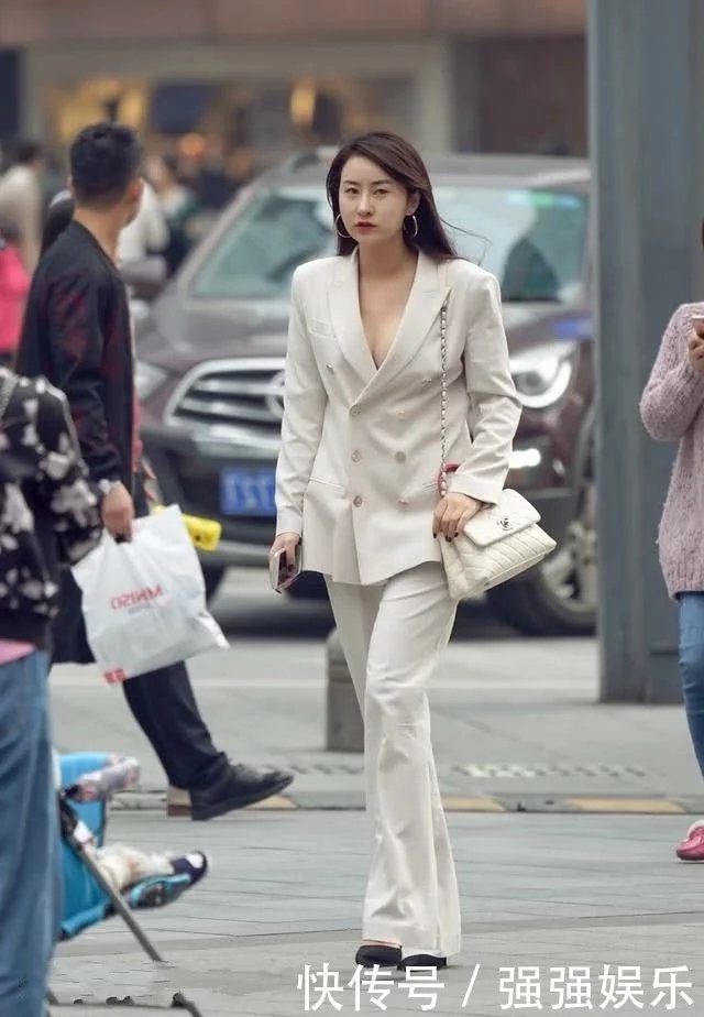 甜美小姐姐深V职业装大秀事业线，阔腿裤增显窈窕纤瘦的身材曲线