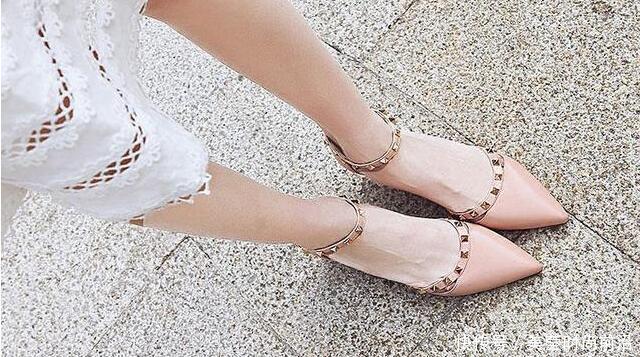 尖头细高跟鞋，走路姿势优雅，有着无限魅力！