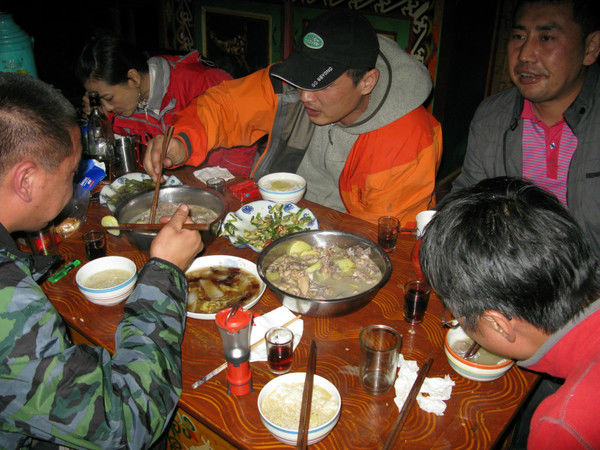 自驾霸道穿越丙察察闯西藏，悬崖边上走一遭，遭遇塌方，泥地陷车