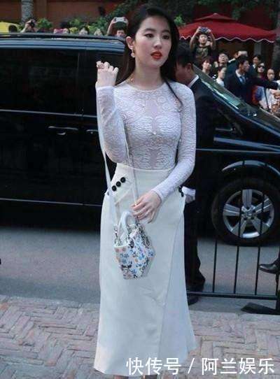 走向成熟的蜕变，刘亦菲以一身白色蕾丝长裙出席活动