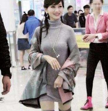 赵雅芝现机场, 一件毛衣惹争议, 网友: 女神也hold不住紧身啊!
