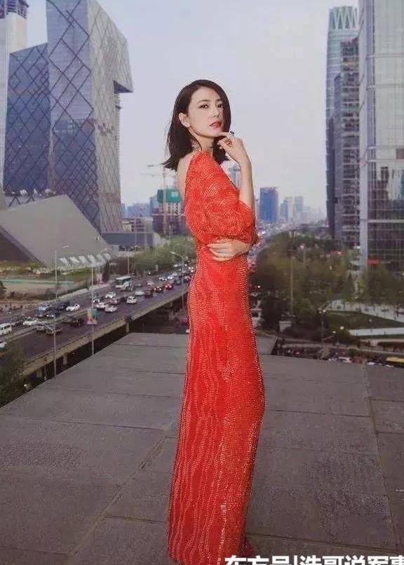 38岁高圆圆和29岁杨颖撞衫,差距尴尬,一个女神一个像路人