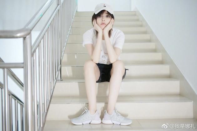 古力娜扎坐台阶穿热裤秀长腿 双手托腮俏皮可爱