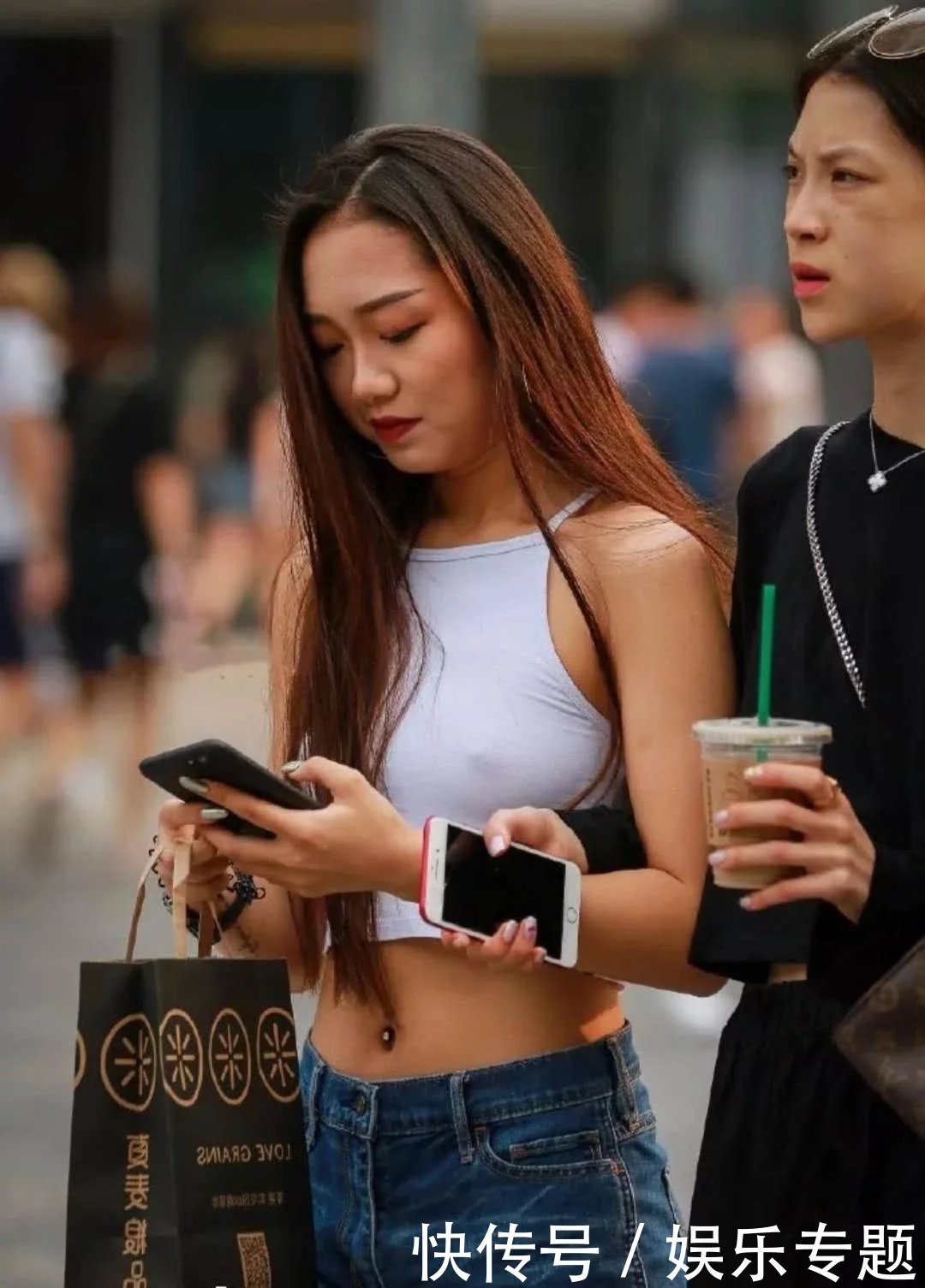 辣妹热裤秀笔直双腿和健美蛮腰，真空穿着背心，时尚又俏皮