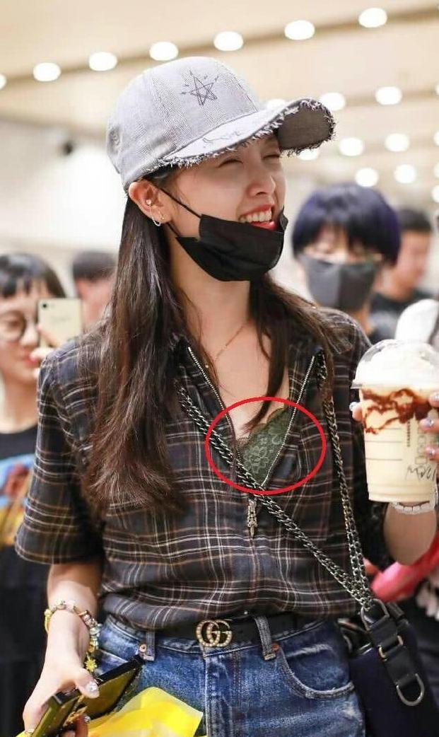 吴宣仪牛仔短裤太紧穿出倒三角，衣衫松垮露出蕾丝内搭，网友：内