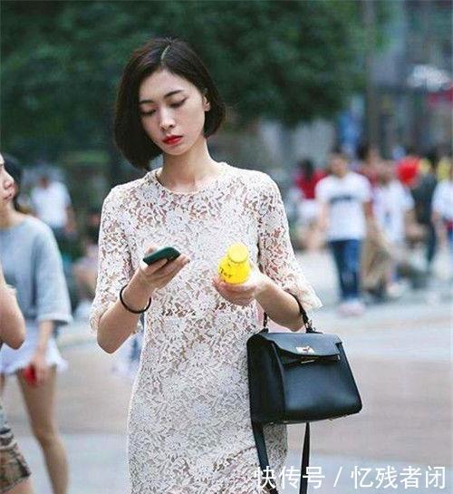  #美女#街拍：短发美女镂空修身裙，气质温婉，楚楚动人
