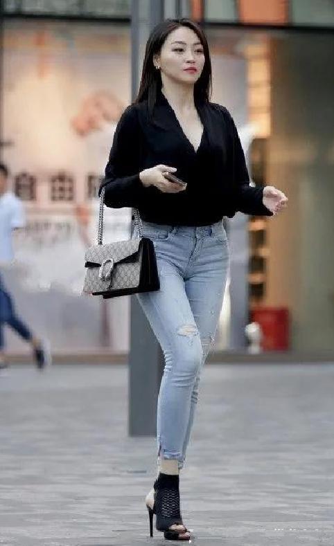 街拍：清纯可人的美女，明媚的微笑，怎能不惹人爱怜