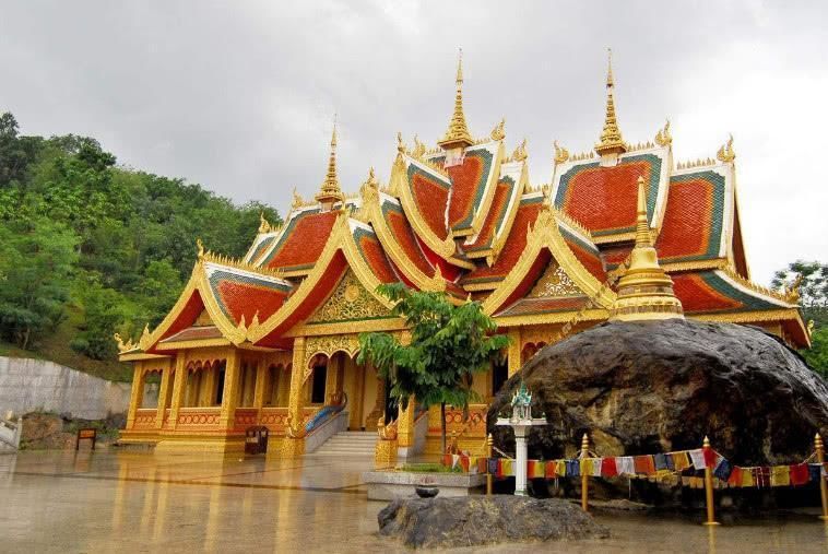 云南这座寺庙门票120元，香火钱铺满一地，数钱工作堪比银行