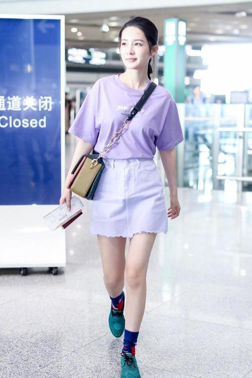 李沁这鞋子亮了，全身“香芋”造型，竟比不上脚踩的“毛毛虫”鞋