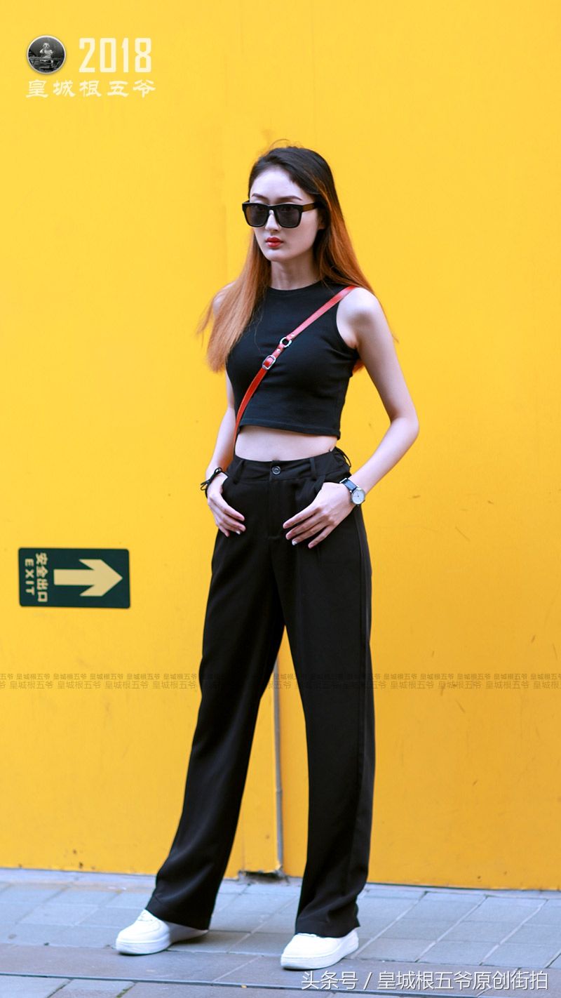 街拍:夏天穿着非黑即白的风格不仅清爽而且非常亮眼