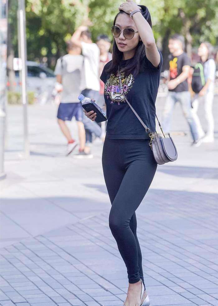 街拍：穿紧身塑形裤的小姐姐, 难以掩盖的好身材