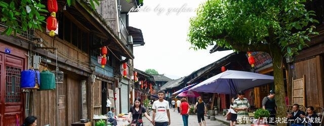 三面环水的古堡, 不通公路的古镇, 竟然没有一栋现代建筑