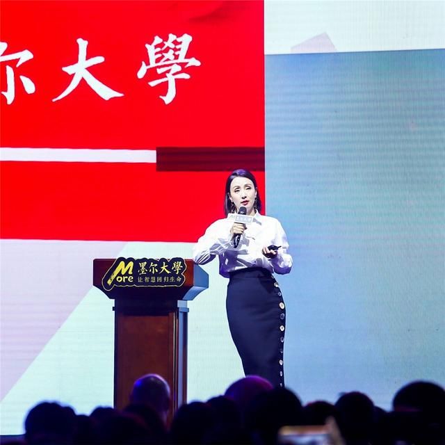 段奕宏小陶虹的过期糖再甜，也比不上人到中年的小龙女穿的美