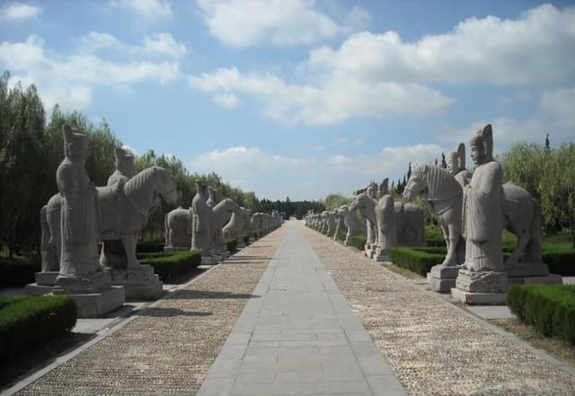 我国的一座墓地，让高铁为它多花2亿绕行，下令修建者是他