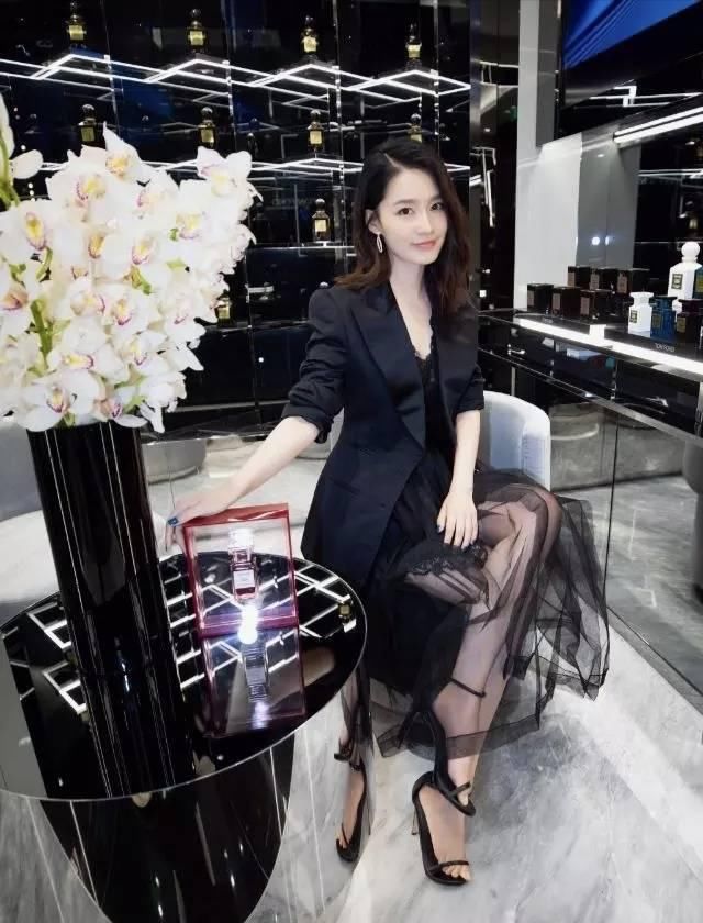  『显得』李泌真是穿什么都好看，黑色蕾丝薄纱裙配西装外套，英姿飒爽帅气