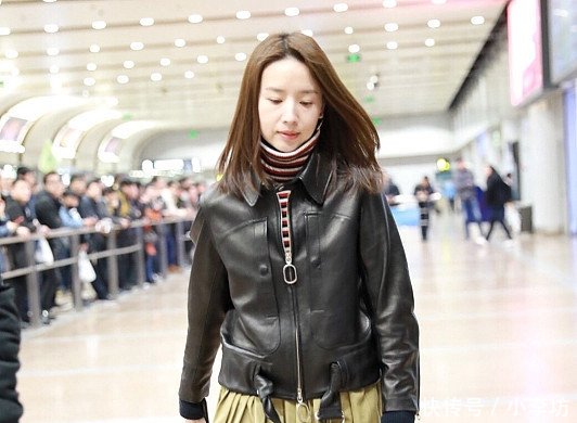 38岁董洁素颜现身机场，皮衣搭配百褶裙，网友还是那么清纯！